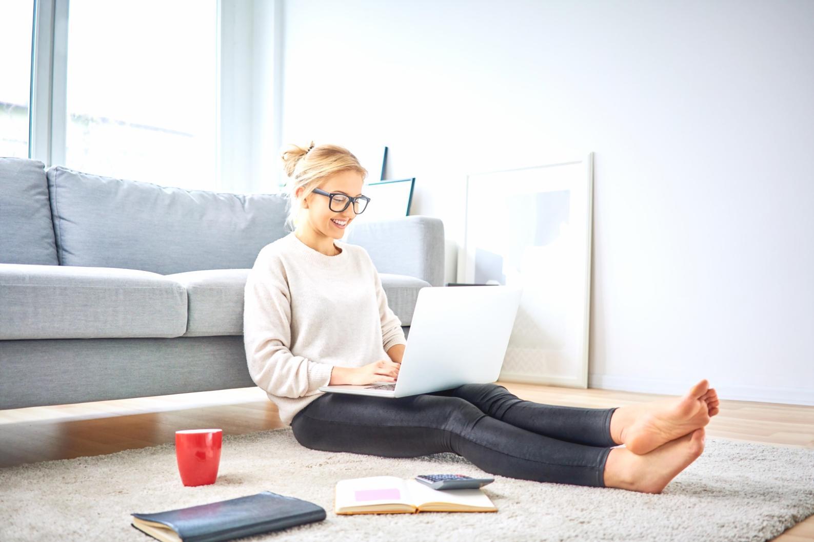 Interaktiver Workshop zur Budgetplanung mit verschiedenen Teilnehmern an Arbeitstischen