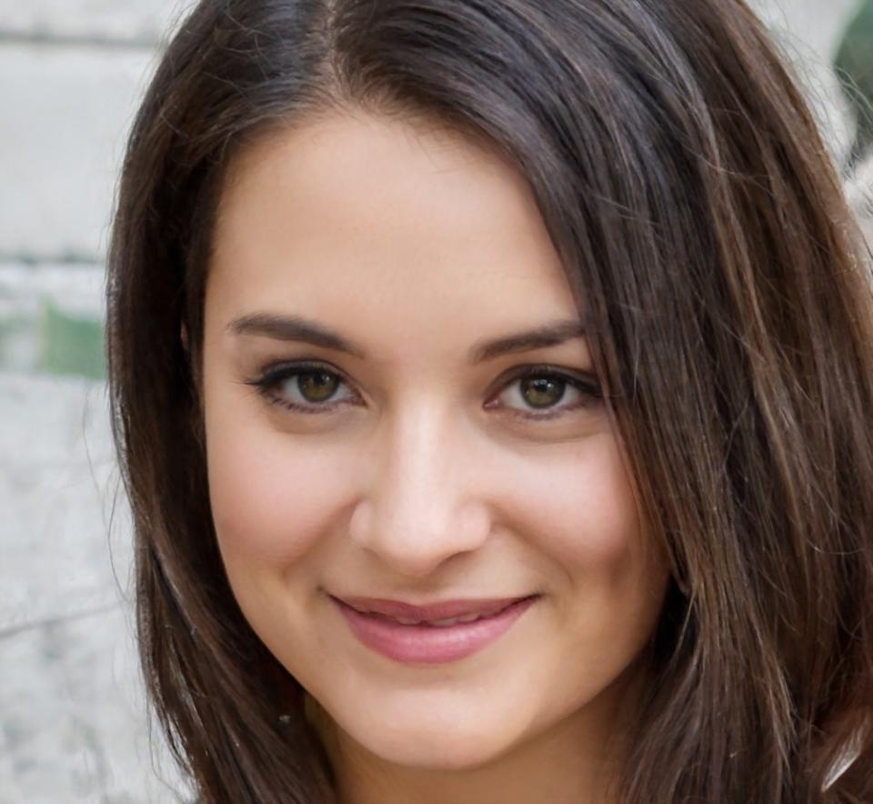 Katharina Bergmann sitzt an einem Schreibtisch und erklärt Budgetstrategien